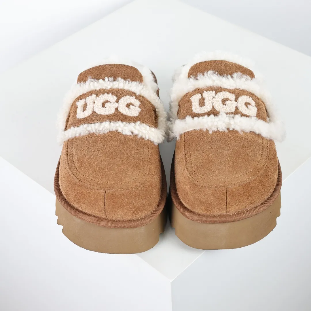Pick up locally 💰580 Core recommended good price It is a very suitable choice for home furnishings. In the new year, uug launched a series of styles, which are partial to the preferences of young consumers and have also moved to the forefront of fashion trends. Shoe body material: water-repellent coated suede upper, 17 mm UGGPURE™ implantable wool insole, lightweight non-slip and comfortable rubber outsole, with brand LOGO and trademark, with full packaging Size: 35 36 37 38 39 40